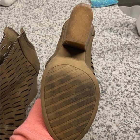 Heals - Picture 3 of 3